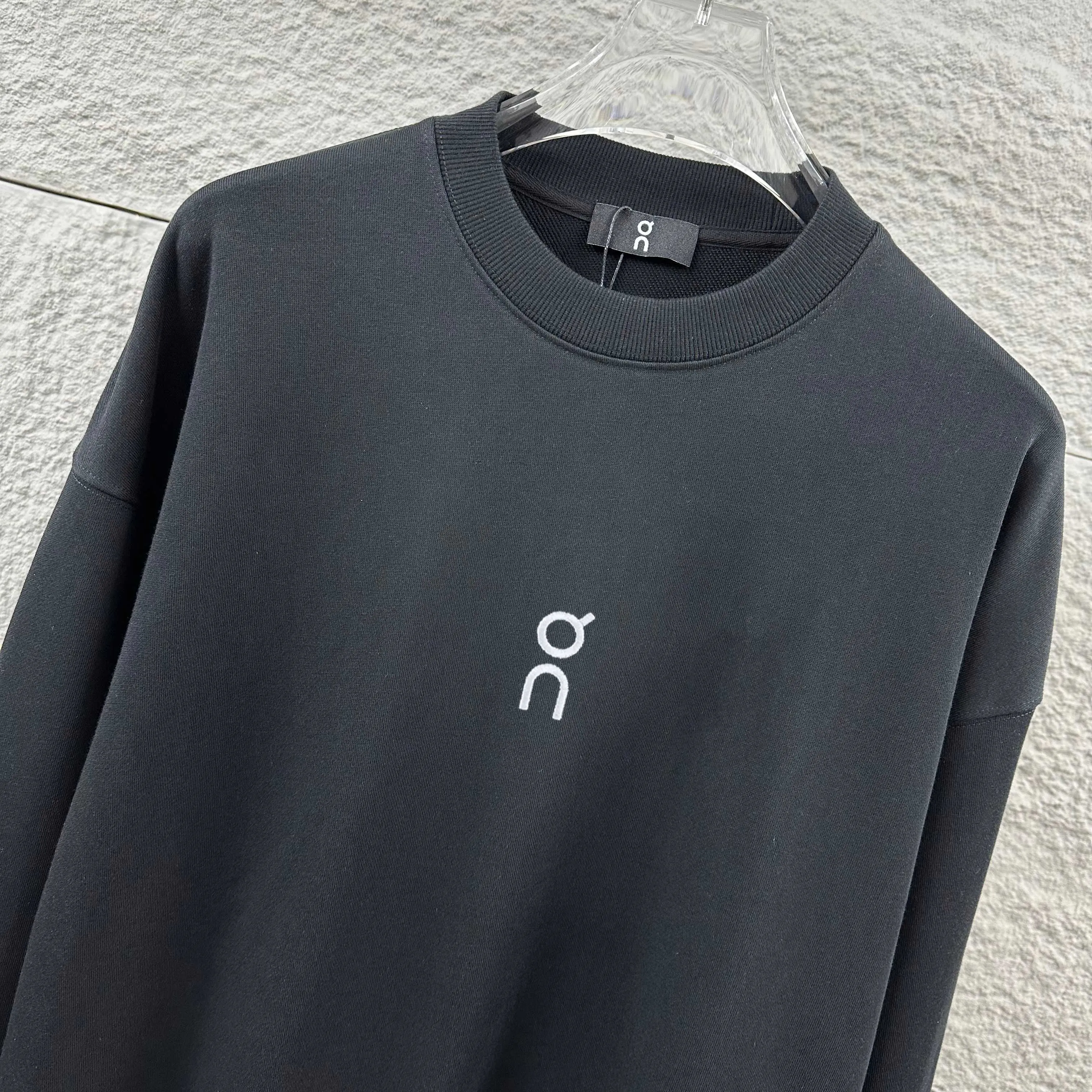 On*running* Early Autumn and Winter New Arrival Classic letter totem embroidery + heat transfer process Customized terry fabric Long-sleeved round neck sweatshirt Men and women Same Style Color: Black White Size: S (90-130 pounds) M (120-150 pounds) L (140-165 pounds) XL (160-180 pounds) XXL (180 pounds)